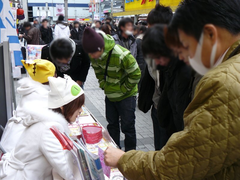 akiba_guide's tweet photo. このポストを見て頂いてる方へ

今から19年前の今日、ゲーマーズさんの店頭をお借りし「秋葉原案内所」をスタートした日をＸの誕生日に設定させて頂いてます。

当時、スマホはない時代でしたが、街には活気があり、何となく今より毎日が楽しかった気がします。

昔を振り返えるのはよくないかもしれませんが、もし当時を知ってる皆さんとこの気持ちを共有できたら嬉しいです。