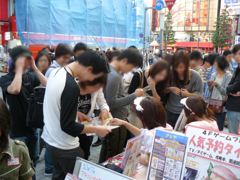 akiba_guide's tweet photo. このポストを見て頂いてる方へ

今から19年前の今日、ゲーマーズさんの店頭をお借りし「秋葉原案内所」をスタートした日をＸの誕生日に設定させて頂いてます。

当時、スマホはない時代でしたが、街には活気があり、何となく今より毎日が楽しかった気がします。

昔を振り返えるのはよくないかもしれませんが、もし当時を知ってる皆さんとこの気持ちを共有できたら嬉しいです。