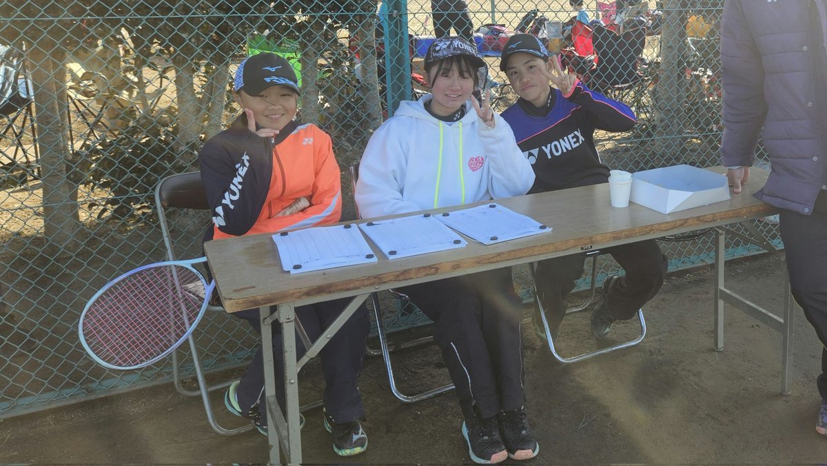 ホームコートで練習試合。
県内外から小１～中３まで約５０ペアが参加してくれました。
全6面の桂濱中で、上位コートはハイレベルな戦い、下位コートでは初心者がルールを学びながらゆっくり試合。
みんな元気良く・精一杯プレーをしてくれました！
保護者・メンバーのミニ本部サポートにも感謝です。