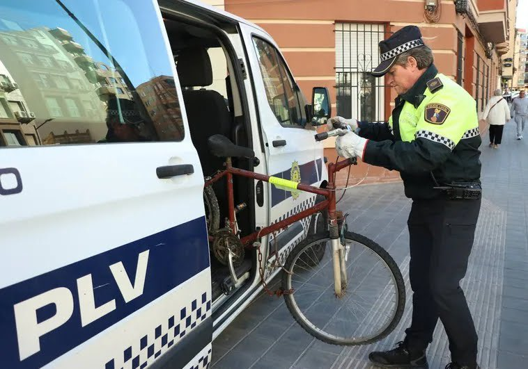AjuntamentVLC's tweet photo. 🚲 Repartim les primeres 109 bicicletes entre el veïnat de les #pedanies afectades per la #DANA.

👨‍👨‍👦 Amb este programa es preten facilitar la mobilitat de les persones que han vist alterada la seua forma de desplaçar-se després de la riuada. https://t.co/ocFvwTNytu