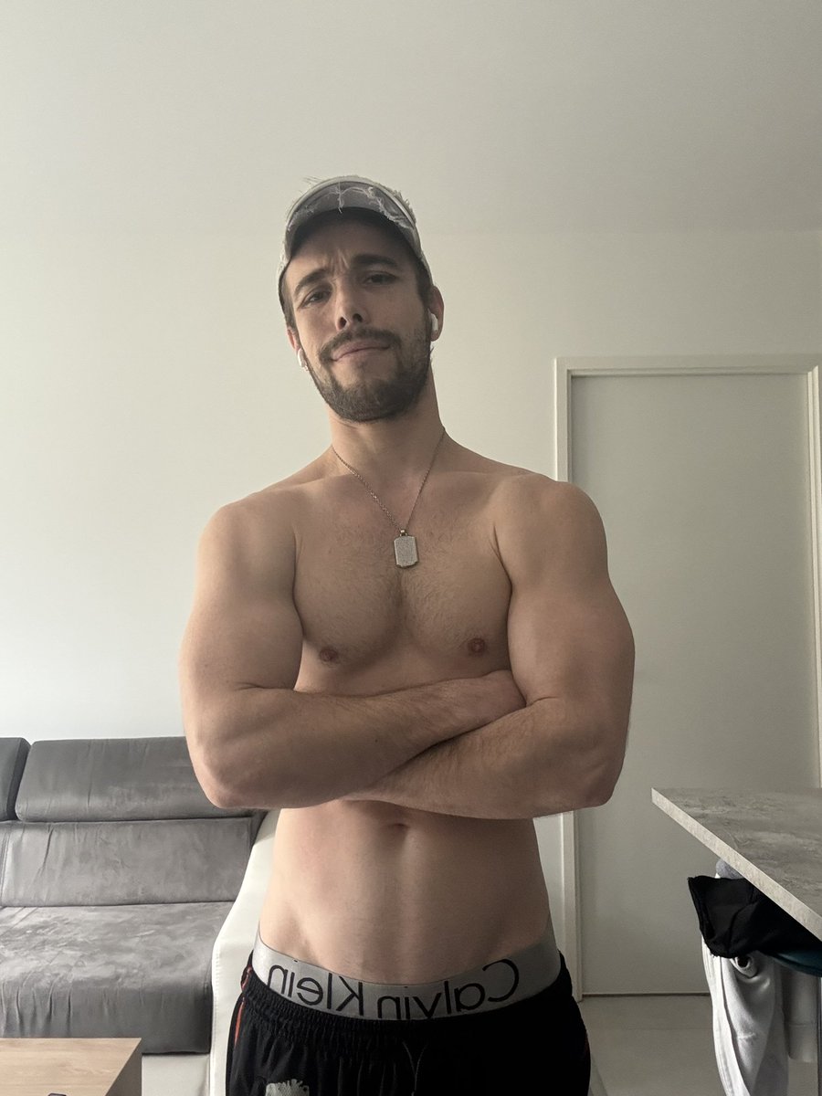 SteewXavier's tweet photo. On lâche pas #gaycelib #gayparis #sportmotivation #gymmotivation #gay https://t.co/LJm85pAIpa