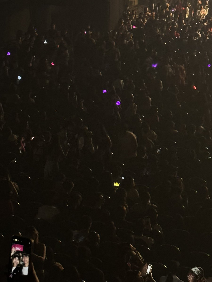 ilovegotmak's tweet photo. 2ne1 vip  #2NE1_WELCOMEBACKINBANGKOK https://t.co/UcOJXnXI6f