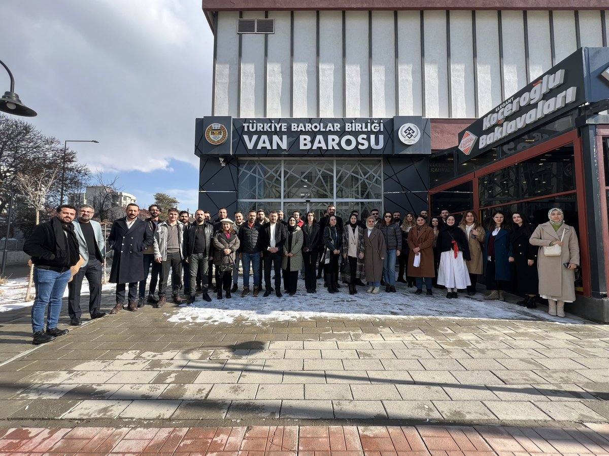 Van Barosu’nun yeni dönem staj eğitim programı öncesinde, stajyer avukatlarımızla tanışmak ve staj programı hakkında detaylı bilgilendirme yapmak amacıyla, baro başkanımız ve yönetim kurulu üyelerimizin de katılımıyla geleneksel tanışma kahvaltısı programımız düzenlendi.