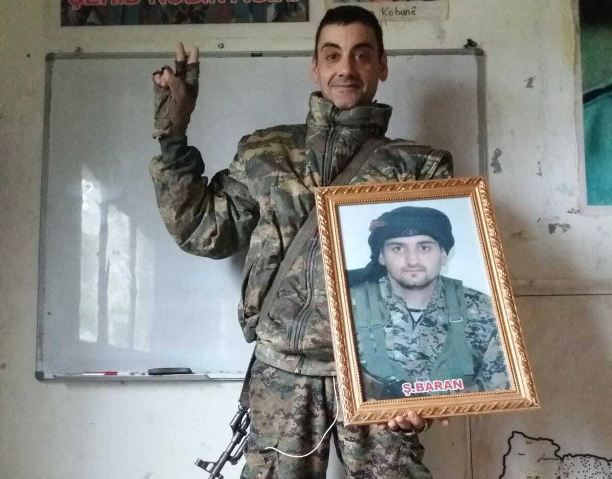 berxwedaniii's tweet photo. YPG Saflarında ISPANYA’lı 🇪🇸Enternasyonalist Savaşçı HEVAL BARAN GUIVARA (Joaquín Díaz)

-ROJAVA Devrimininde Özgürlük Saflarına Katılan Heval Baran halen mücadelesini sürdürüp Rojava Devriminine Desteklerini Sürdürüyor https://t.co/VlOcPBpt1k