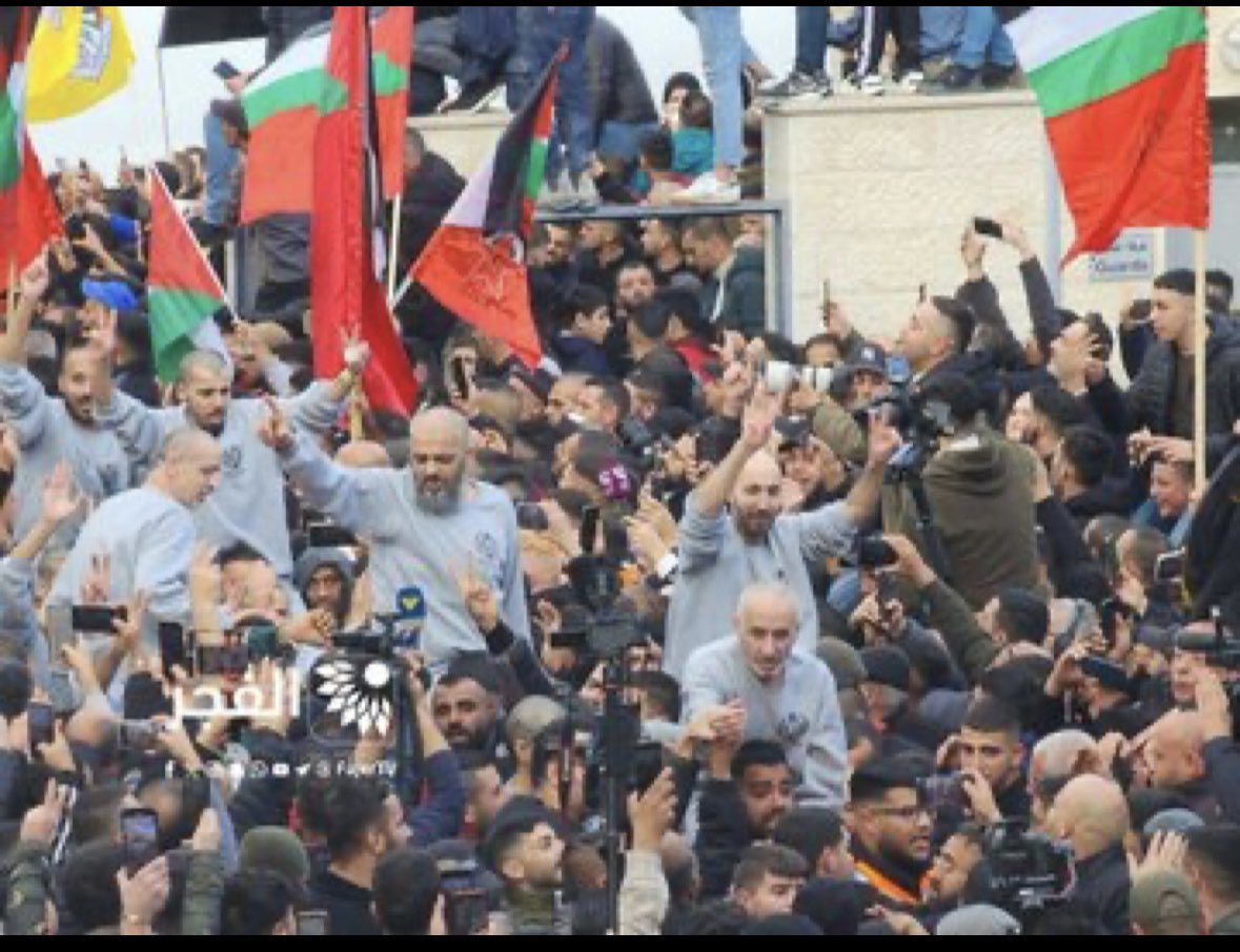 Wofür feiern die Palästinenser ihre Helden hier?
Haben sie 
A) ein Fußball-Turnier gewonnen 
B) die Pronomen „them/they“ in Gaza eingeführt 
C) ein Heilmittel für Krebs entdeckt
D) Menschen ermordet ?