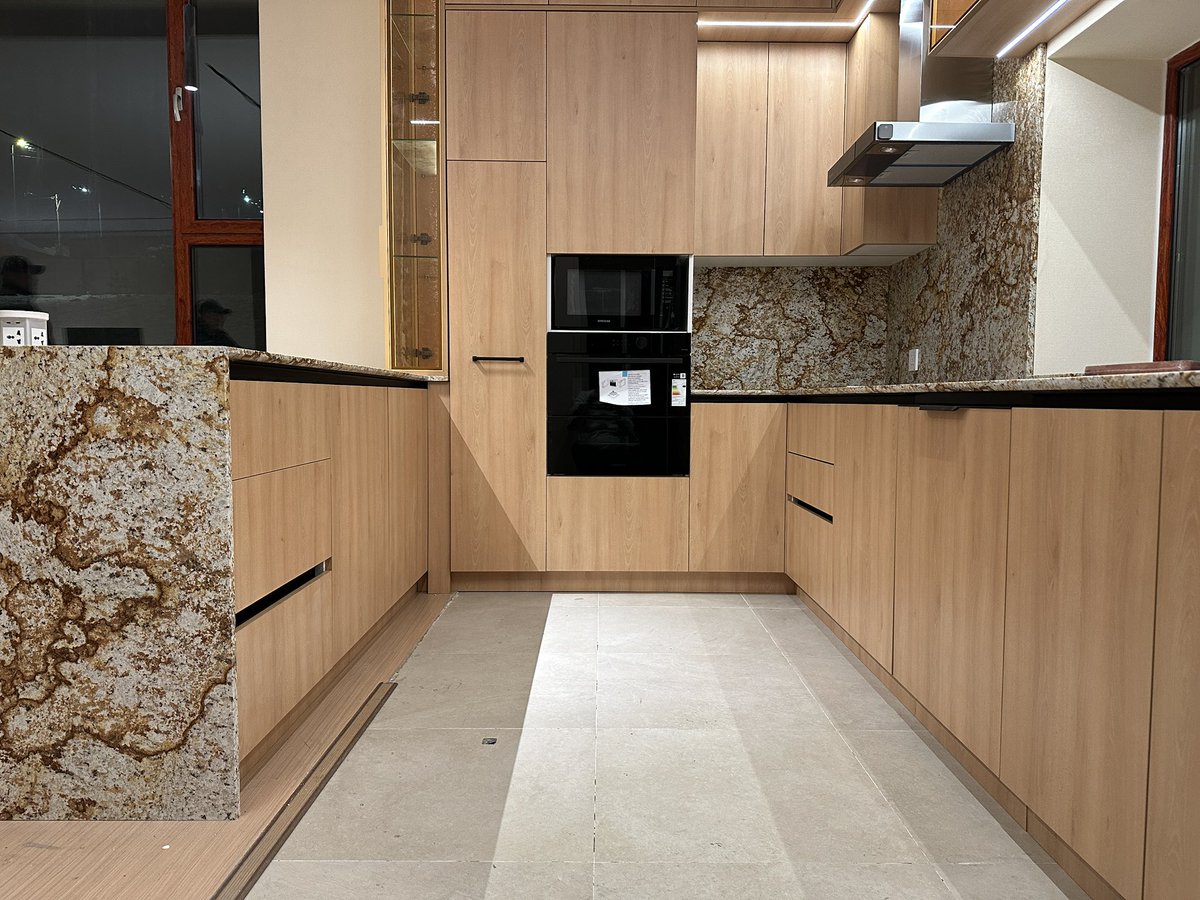 Амины орон сууцанд хийгдсэн гал тогооны тавилга, Egger brand-н хавтанаар дотор болон гадна хаалга их биены хавтан зэрэгийг хийв. 
Байгалын тансаг чулуун тавцан 1.9мм зузаан. 

Утас : 8011-2326