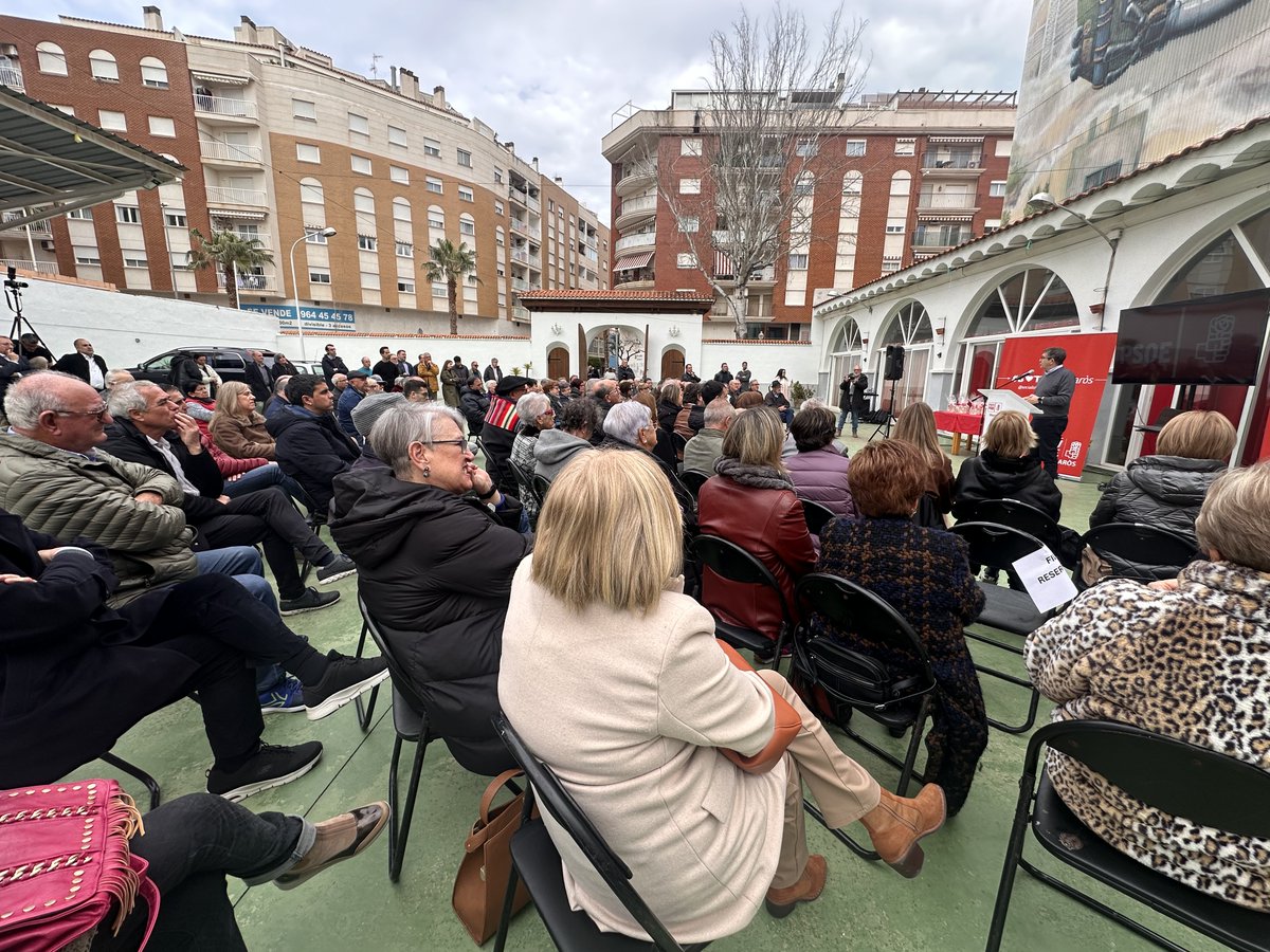 patxilopez's tweet photo. Celebramos 25 años de la agrupación socialista de Vinaròs, un lugar de encuentro, debates, ideas, libertad y valores.

Mientras tanto, el PP hace política en contra de la gente, y vota en contra del pueblo.

Seguiremos defendiendo los valores socialistas ahora y siempre, en Vinaròs y en todo el país.
