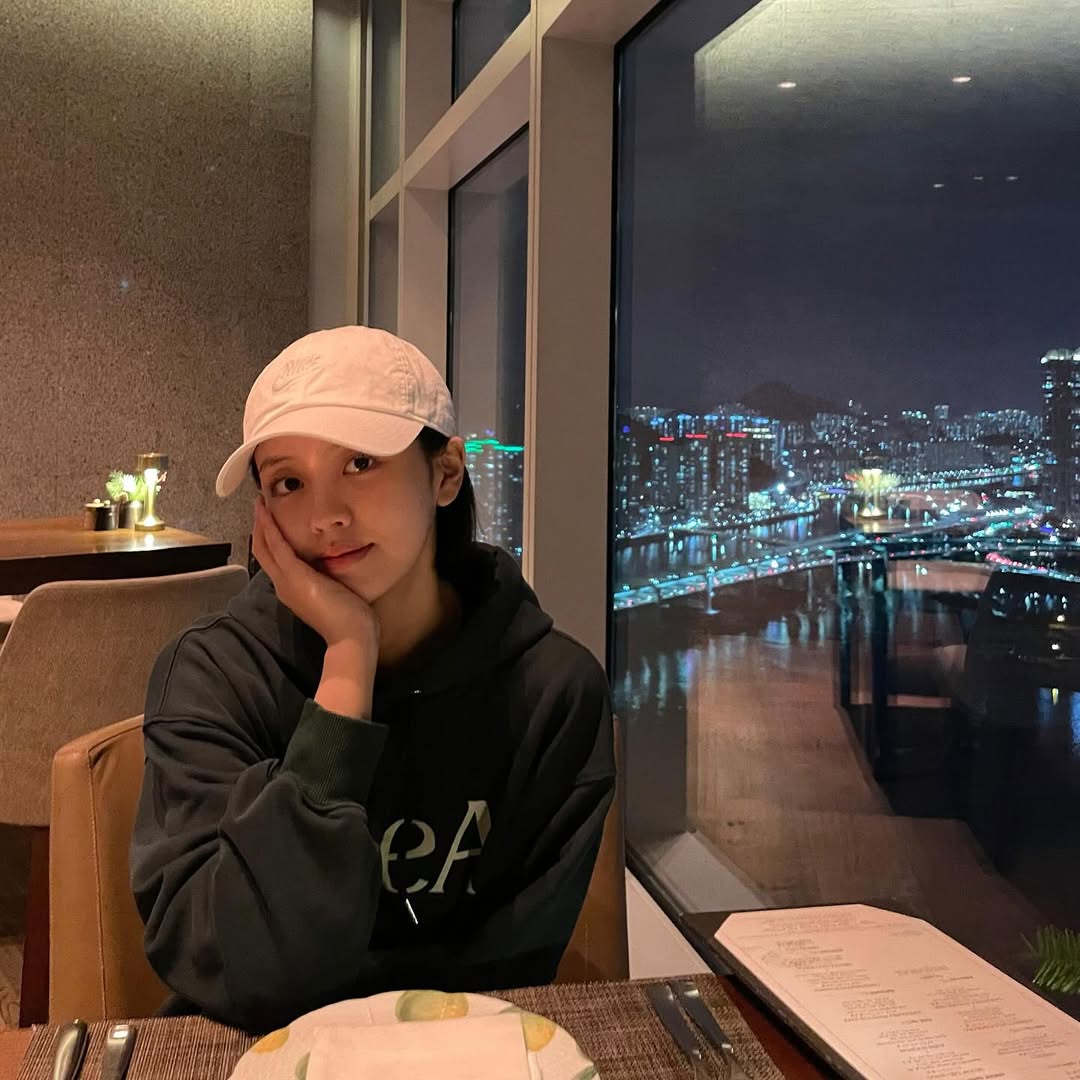 Sofiinfin's tweet photo. Kira2 dinner sama siapa ya? 🤭
Duh bare face aja cangtiipp banget mbak Sohyun 😍🫶🏻🤍🐰✨

#김소현 #KimSohyun https://t.co/X81JZx1drY