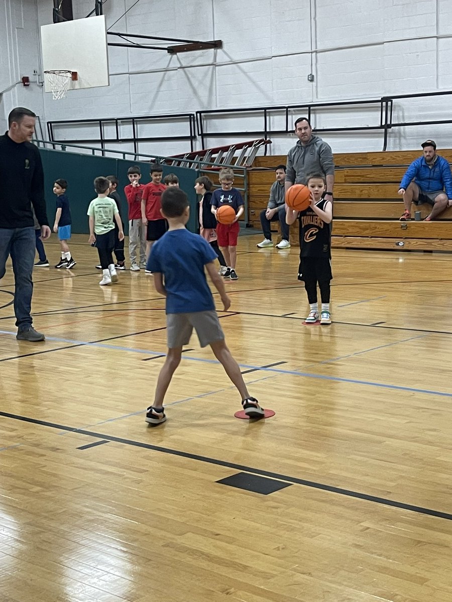 PennyDippold's tweet image. Lil’ Tigers are working hard learning the FUNdementals of basketball! Today it’s all about the bounce pass and triple threat🧡🐯🏀🖤 #LPSTigers #lovelandyouthbasketball #lyba