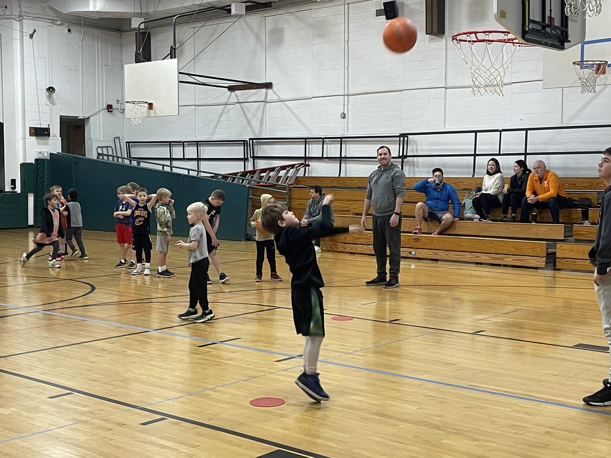 PennyDippold's tweet image. Lil’ Tigers are working hard learning the FUNdementals of basketball! Today it’s all about the bounce pass and triple threat🧡🐯🏀🖤 #LPSTigers #lovelandyouthbasketball #lyba