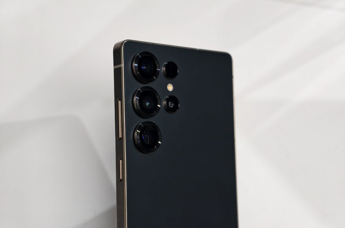 sondesix's tweet photo. I know, I have to wait until the day I receive my Galaxy S25 Ultra before I can judge.

But come on, Samsung.

How are you this comfortable with using the same exact 3x sensor for FOUR GENERATIONS on your flagship phones?

Even Apple isn't this lazy.