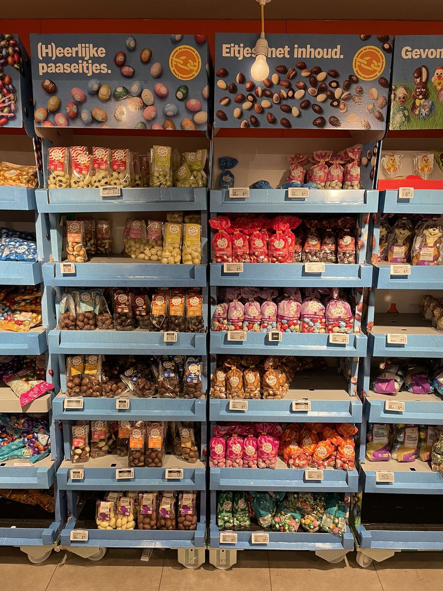 MEGroenstege's tweet photo. Nationaal traditionele boosmoment: ‘Ze liggen NU alweer in de schappen!!? Mijn kerstboom is pas de deur uit!!!!’ #pasen #paaseieren https://t.co/ksi9q4AScm