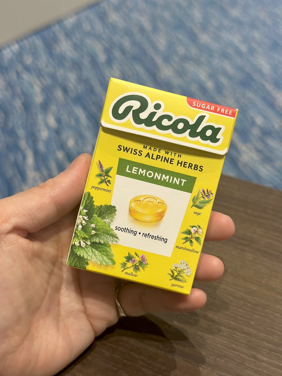 akiko_takehira's tweet photo. コンサートホールや演劇関係の皆さま🙏🏻

どうかRicolaの箱入りキャンディをドリンクコーナーやグッズ売り場で取り扱ってください～🍬🌿
コンサートナビゲーターをしていてもミュージカル＆歌舞伎沼の民をしていても、大ストレスな飴の袋を開ける音！これは紙の箱から出すだけのなので気になりません💡

いろんな味があって楽しめるし、シュガーレスだし、美味しいし😋✨

https://t.co/FV54lZAMIJ

でも買いたいってなった時に、コンビニとかには無くて、成城石井とかPLAZAぐらいでしか見ないから。。。結局いつものになってしまって。

いかがでしょう？
Ricola以外にも、好きな箱入りキャンディあるのですが、個人的にこのレモンバームの風味が爽やかな味が大好きです❤️