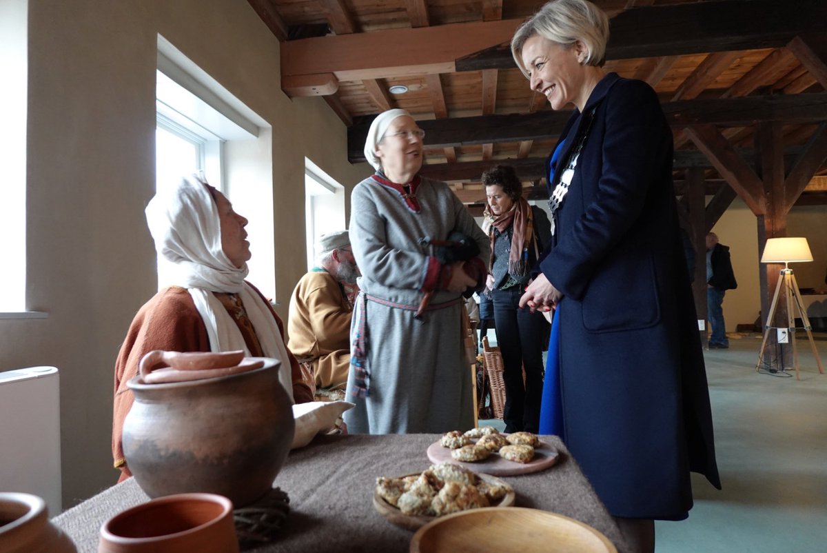 Na een jarenlange renovatie en verbouwing is ons prachtige oude stadhuis vandaag heropend door gedeputeerde <a href="/RobvanMuilekom/">Rob van Muilekom</a> en wethouder <a href="/jankuiper/">Jan Kuiper</a>. In het pand kun je niet alleen trouwen, maar ook <a href="/KrommeRijn/">VVVKrommeRijnstreek</a> <a href="/museumdorestad/">Museum Dorestad</a> <a href="/BibliotheekZOUT/">Bibliotheek Z-O-U-T</a> en het regionaal archief bezoeken.