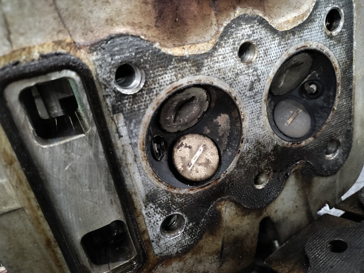 special2cv6's tweet photo. #1月25日は125ccの日
#CD125

今日はヘッドをバラしてみた🔧
吸気バルブもカーボンまみれ😇 https://t.co/1wLmF8HjbS