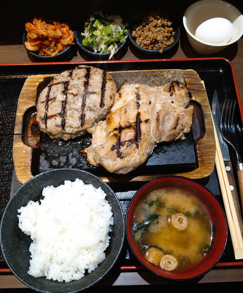 tsunotch20's tweet photo. ごはんを腹いっぱい食べたくて！セルフなのでリーズナブルな値段とご飯味噌汁惣菜が食べ放題なのでめっちゃコスパ良い！おかず沢山でごはんがすすんで茶碗大盛4杯もwソースが5種類有って組み合わせでオリジナル作れるのも良い！今日はハンバーグとチキンだったけど次は違うのにしよっと！ https://t.co/Gk9CNX689O