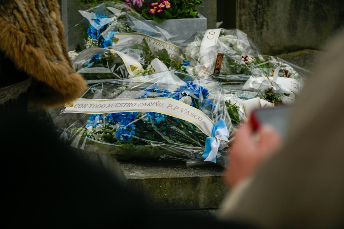 PPVasco's tweet photo. ⚫ Esta mañana el #PPVasco hemos rendido homenaje a Gregorio Ordóñez en el cementerio de #Polloe de Donostia - San Sebastián.
Se cumplen 30 años de su asesinato a manos de la banda terrorista ETA.
🕯️Memoria, Dignidad y Justicia.
📸 https://t.co/vvc1O9sLrB https://t.co/m1Jz9EDmq3