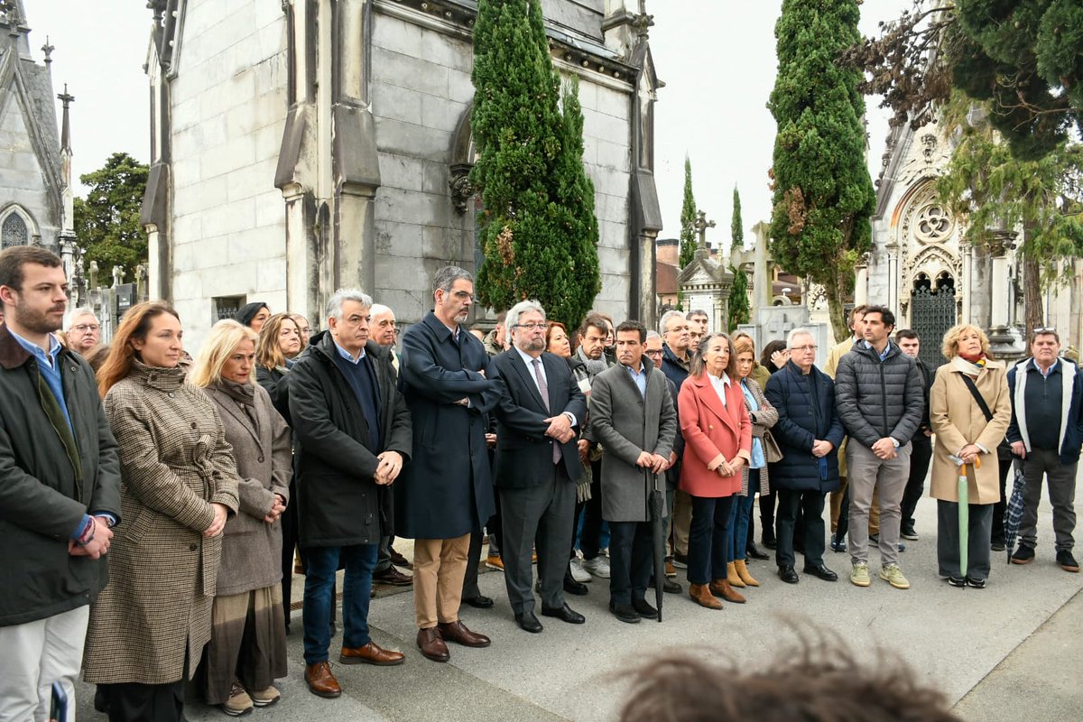 PPVasco's tweet photo. ⚫ Esta mañana el #PPVasco hemos rendido homenaje a Gregorio Ordóñez en el cementerio de #Polloe de Donostia - San Sebastián.
Se cumplen 30 años de su asesinato a manos de la banda terrorista ETA.
🕯️Memoria, Dignidad y Justicia.
📸 https://t.co/vvc1O9sLrB https://t.co/m1Jz9EDmq3