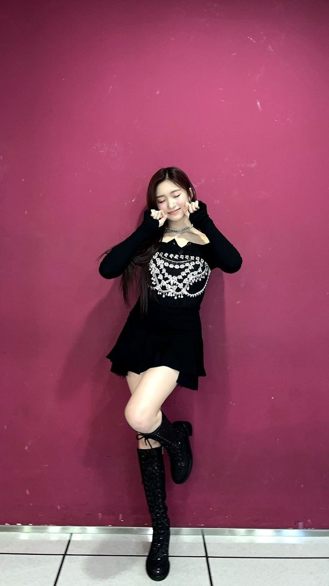 <a href="/jungewon/">J.</a> <a href="/ofBroughtHeat/">🐈‍⬛</a> saya sangat mau mengucapkan terimakasih banyak karena telah diberi kesempatan sebagai MC untuk acara malam ini “ofBroughtHeat Farewell Party” terimakasih untuk seluruh para Enviros yang telah hadir ikut serta merayakan acara indah kita malam ini. Januari barudak well!!