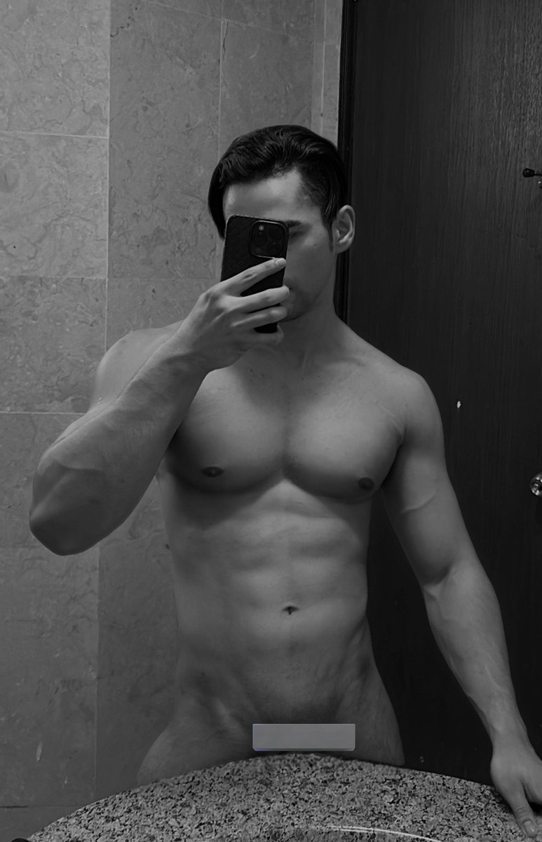 zzmdhzz's tweet photo. Losing weight is both a blessing and a curse 💥 https://t.co/lLaRmXFmuq