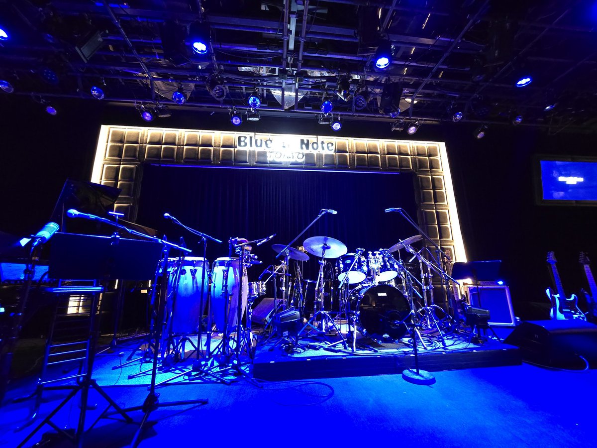 Izumih0705's tweet photo. 今日もずっとGaddに😍状態で幸せだった~!!👍🎶🥁🙌 今回は息子さんのDukeが1曲歌うんだけど、ちょっとはにかんで歌う様子がカワイイ😆
ちなみに今日もWolfgang Haffnerが来てた👀
#SteveGadd #WaltFowler #TravisCarlton #MitchelForman #DukeGadd #ToshiYanagi #BlueNoteTokyo https://t.co/LYZD8V0vWp