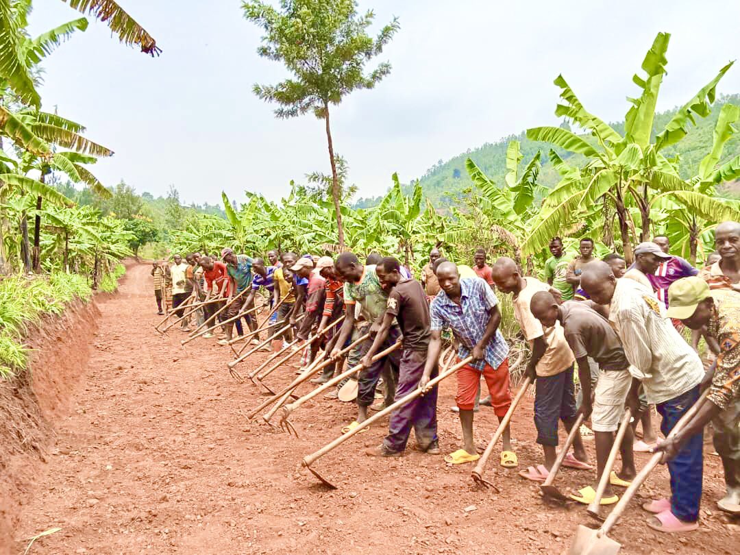 KayonzaDistrict's tweet photo. Uyu munsi, mu Mirenge yose y’Akarere hakozwe umuganda rusange usoza ukwezi kwa Mutarama 2025, wibanze ku bikorwa byo kubakira abatishoboye, gukora no gusibura imihanda y'imigenderano.

1/4 https://t.co/6pzmcI0jbg