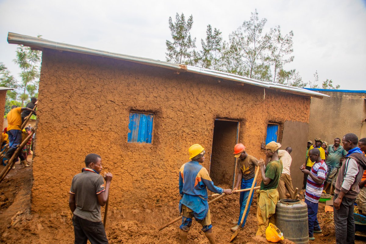 KayonzaDistrict's tweet photo. Uyu munsi, mu Mirenge yose y’Akarere hakozwe umuganda rusange usoza ukwezi kwa Mutarama 2025, wibanze ku bikorwa byo kubakira abatishoboye, gukora no gusibura imihanda y'imigenderano.

1/4 https://t.co/6pzmcI0jbg