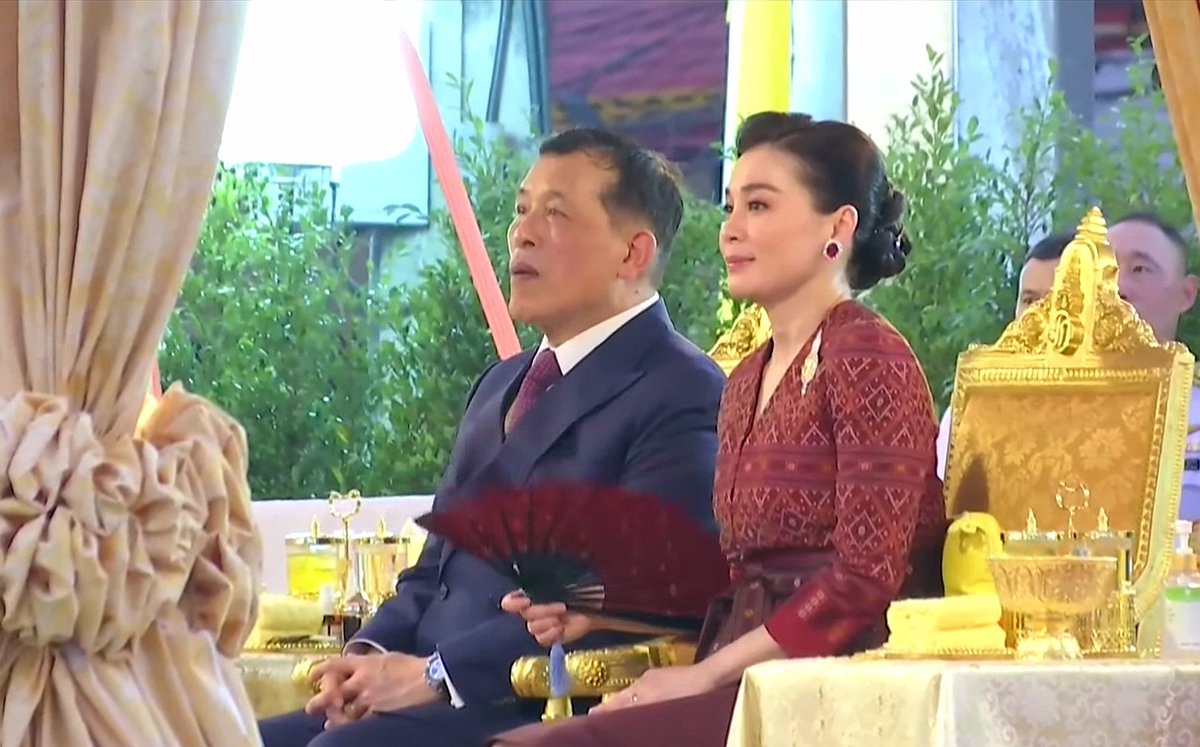 Shi_147's tweet photo. 👑💛💜๒๕มค.๖๘ เวลา​ ๑๗.๑๒ น. ในหลวง​และ​พระราชินี​ เสด็จฯไปทรงเปิดซุ้มประตูเฉลิมพระเกียรติ “วชิรสถิต ๗๒ พรรษา” บริเวณสะพานดำรงสถิต ณ ถนนเจริญกรุง และซุ้มประตูเฉลิมพระเกียรติ “วชิรธำรง ๗๒ พรรษา” บริเวณห้าแยกหมอมี เขตสัมพันธวงศ์ กรุงเทพมหานคร            
#เรารักสถาบันพระมหากษัตริย์ https://t.co/ltK1HUbPRZ