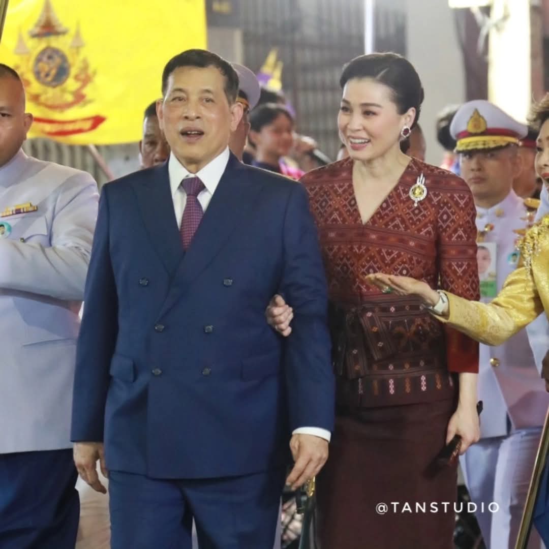 Shi_147's tweet photo. 👑💛💜๒๕มค.๖๘ เวลา​ ๑๗.๑๒ น. ในหลวง​และ​พระราชินี​ เสด็จฯไปทรงเปิดซุ้มประตูเฉลิมพระเกียรติ “วชิรสถิต ๗๒ พรรษา” บริเวณสะพานดำรงสถิต ณ ถนนเจริญกรุง และซุ้มประตูเฉลิมพระเกียรติ “วชิรธำรง ๗๒ พรรษา” บริเวณห้าแยกหมอมี เขตสัมพันธวงศ์ กรุงเทพมหานคร            
#เรารักสถาบันพระมหากษัตริย์ https://t.co/GgH2gXh9tM