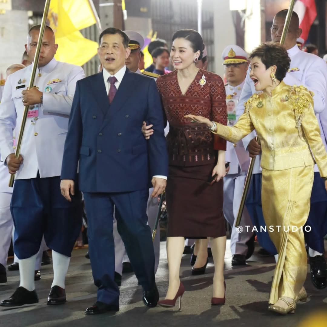 Shi_147's tweet photo. 👑💛💜๒๕มค.๖๘ เวลา​ ๑๗.๑๒ น. ในหลวง​และ​พระราชินี​ เสด็จฯไปทรงเปิดซุ้มประตูเฉลิมพระเกียรติ “วชิรสถิต ๗๒ พรรษา” บริเวณสะพานดำรงสถิต ณ ถนนเจริญกรุง และซุ้มประตูเฉลิมพระเกียรติ “วชิรธำรง ๗๒ พรรษา” บริเวณห้าแยกหมอมี เขตสัมพันธวงศ์ กรุงเทพมหานคร            
#เรารักสถาบันพระมหากษัตริย์ https://t.co/GgH2gXh9tM