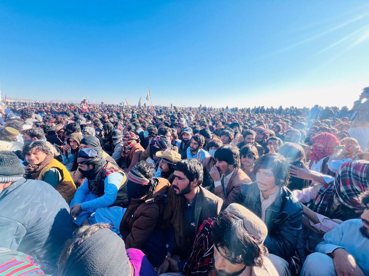 BalochYakjehtiC's tweet photo. بلوچ یکجہتی کمیٹی کی جانب سے بلوچ نسل کشی یادگاری دن کے موقع پر دالبندین میں عظیم الشان تاریخی قومی اجتماع کامیابی کے ساتھ اختتام پذیر ہوا۔ اس اجتماع میں رخشان سمیت بلوچستان بھر سے دسیوں ہزار افراد نے شرکت کی۔ قومی اجتماع سے بلوچ یکجہتی کمیٹی کے رہنماؤں، مرکزی آرگنائزر ڈاکٹر ماہ رنگ بلوچ، صبغت اللہ شاہ جی، ڈاکٹر صبیحہ، لالا وہاب، سمی دین اور دیگر نے خطاب کیا۔

بلوچ قومی اجتماع کا آغاز بلوچ قومی ترانے سے ہوا۔ اجتماع میں بلوچستان کے مختلف ریجنز میں بلوچ نسل کشی سے متعلق رپورٹس پیش کی گئیں۔ ریاست کی جانب سے اس اجتماع کو ناکام بنانے کے لیے گزشتہ تین دن سے انٹرنیٹ سروسز بند کر دی گئی تھیں۔ آج صبح موبائل نیٹ ورک سمیت پی ٹی سی ایل سروسز کو بھی معطل کر کے مکمل بلیک آؤٹ کر دیا گیا۔ اس کے علاوہ، پورے رخشان ریجن میں ہزاروں کی تعداد میں ریاستی فوج تعینات کی گئی، جبکہ دالبندین اور پورے چاغی میں لوگوں کو مختلف طریقوں سے ہراساں کیا گیا اور دھمکیاں دی گئیں۔ لیکن تمام تر منفی ہتھکنڈوں کے باجود بلوچستان بھر سے قافلوں کی صورت میں دسیوں ہزار لوگوں کی شرکت ریاست کی بلوچ نسل کشی پالیسی کے خلاف بلوچ قومی ریفرینڈم تھا اور بلوچ قومی اتحاد و یکجہتی کا تاریخی مثال قائم کردیا۔
#StopBalochGenocide
#BalochGenocideRemembranceDay