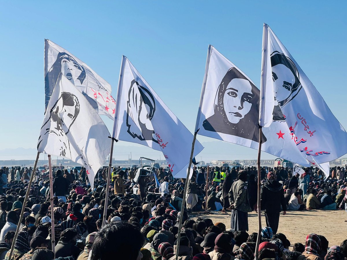 BalochYakjehtiC's tweet photo. بلوچ یکجہتی کمیٹی کی جانب سے بلوچ نسل کشی یادگاری دن کے موقع پر دالبندین میں عظیم الشان تاریخی قومی اجتماع کامیابی کے ساتھ اختتام پذیر ہوا۔ اس اجتماع میں رخشان سمیت بلوچستان بھر سے دسیوں ہزار افراد نے شرکت کی۔ قومی اجتماع سے بلوچ یکجہتی کمیٹی کے رہنماؤں، مرکزی آرگنائزر ڈاکٹر ماہ رنگ بلوچ، صبغت اللہ شاہ جی، ڈاکٹر صبیحہ، لالا وہاب، سمی دین اور دیگر نے خطاب کیا۔

بلوچ قومی اجتماع کا آغاز بلوچ قومی ترانے سے ہوا۔ اجتماع میں بلوچستان کے مختلف ریجنز میں بلوچ نسل کشی سے متعلق رپورٹس پیش کی گئیں۔ ریاست کی جانب سے اس اجتماع کو ناکام بنانے کے لیے گزشتہ تین دن سے انٹرنیٹ سروسز بند کر دی گئی تھیں۔ آج صبح موبائل نیٹ ورک سمیت پی ٹی سی ایل سروسز کو بھی معطل کر کے مکمل بلیک آؤٹ کر دیا گیا۔ اس کے علاوہ، پورے رخشان ریجن میں ہزاروں کی تعداد میں ریاستی فوج تعینات کی گئی، جبکہ دالبندین اور پورے چاغی میں لوگوں کو مختلف طریقوں سے ہراساں کیا گیا اور دھمکیاں دی گئیں۔ لیکن تمام تر منفی ہتھکنڈوں کے باجود بلوچستان بھر سے قافلوں کی صورت میں دسیوں ہزار لوگوں کی شرکت ریاست کی بلوچ نسل کشی پالیسی کے خلاف بلوچ قومی ریفرینڈم تھا اور بلوچ قومی اتحاد و یکجہتی کا تاریخی مثال قائم کردیا۔
#StopBalochGenocide
#BalochGenocideRemembranceDay