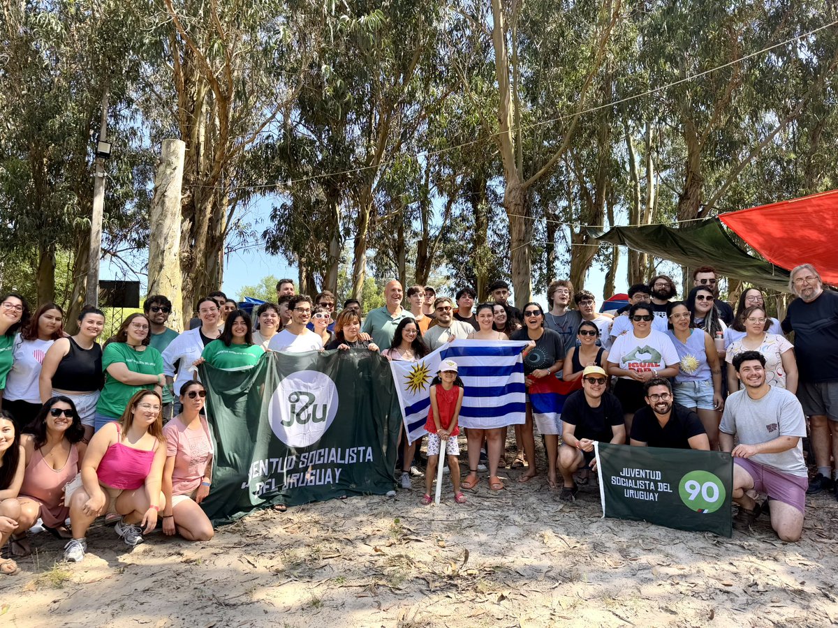 FLegnaniSilva's tweet photo. Acompañando a la @jsu90ps en sus Tolderías Socialistas en Costa Azul. Muy lindo ver tanta juventud junta pensando en una mejor sociedad. Arriba gurises! Saben que en mi siempre van a encontrar apoyo y escucha para lo que precisen 🙌 https://t.co/nuv1i7WrAt