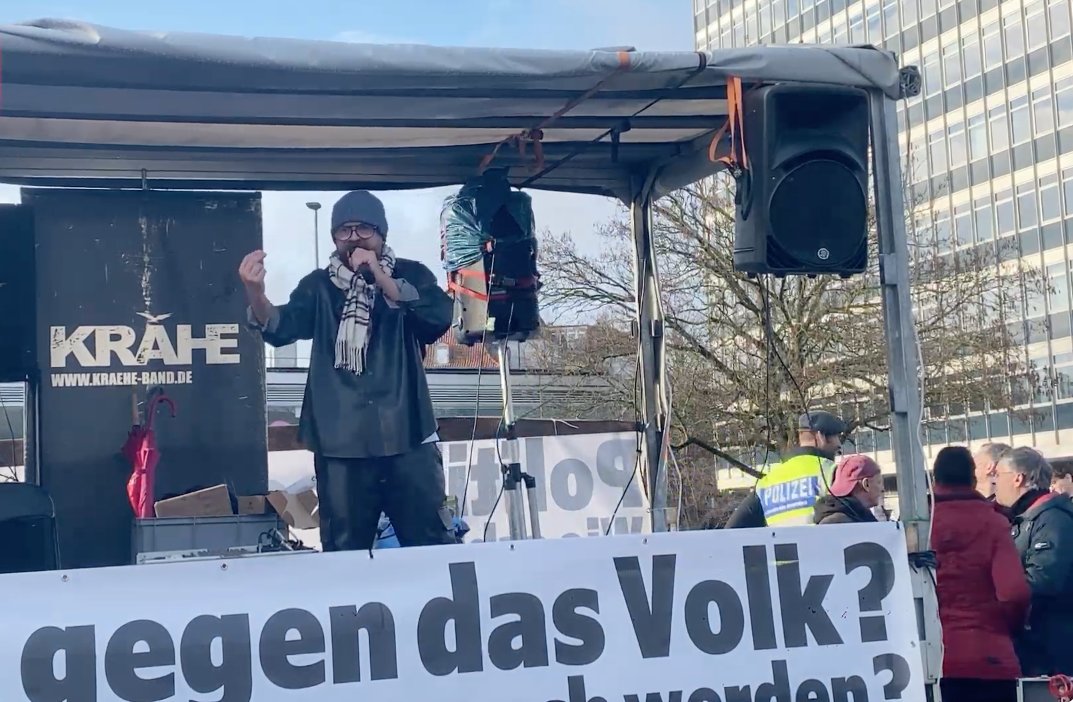 Heimarbeit5's tweet photo. In #Münster ruft Pro-#Putin-Schreihals Jovica Jovic auf, nach #Russland zu fliegen, wo "man in einer Hauptstadt im Park spazieren kann", denn: dort "gibt es keine Messerstecher in den Parks". Am Ende grölt er, alle Deutschen mit Migrationshintergrund sollen #AfD wählen #MS2501 https://t.co/V3qtI0yAAL