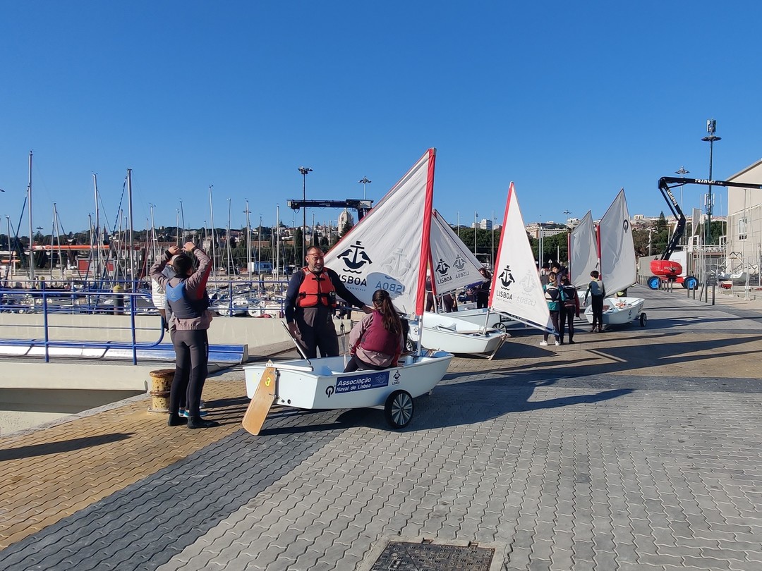 Sabia que mais de 300 alunos das escolas de #Lisboa participam nos 𝗖𝗹𝘂𝗯𝗲𝘀 𝗱𝗲 𝗠𝗮𝗿? O programa municipal vai às escolas públicas “recrutar marinheiros“ e ensina os segredos do Remo e da Vela.
ℹ 👉 swki.me/KPFq8Som