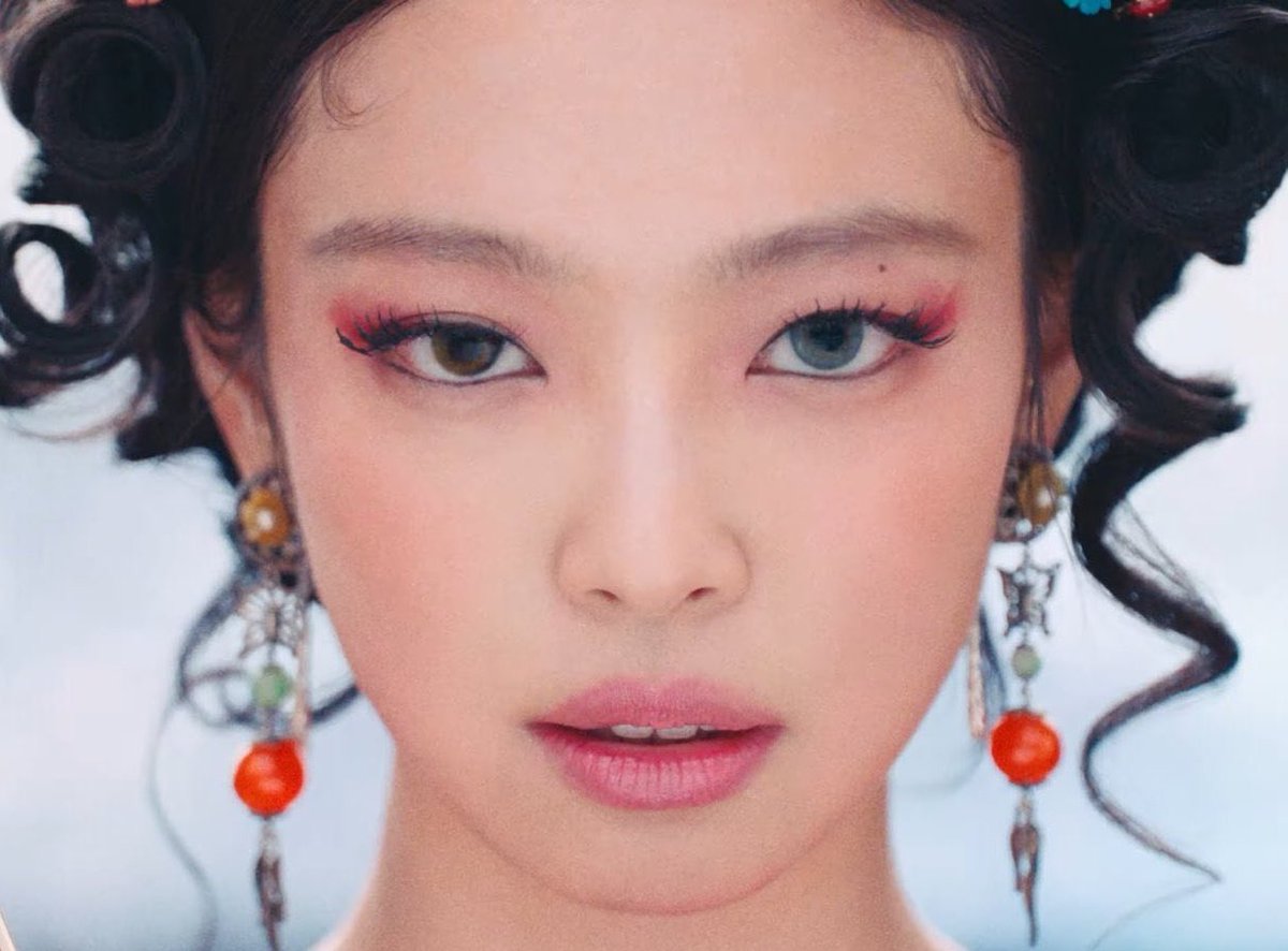 Glamour_JENNIE's tweet photo. 【FANART】#JENNIE 

Cr. MMw（xiaohongshu）

ZEN BY JENNIE
#ZENOUTNOW #JENNIE #제니 @jennierubyjane @oddatelier https://t.co/1RtUNfsFOq