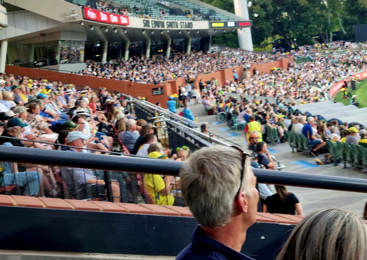 Stephanie85WAGY's tweet photo. We don't get many opportunities to watch the Australian Women's Team live at Adelaide Oval, but when we do, we enjoy every moment of it 
#Ashes #AUSvENG #SACAcrew https://t.co/pKXuhTf154