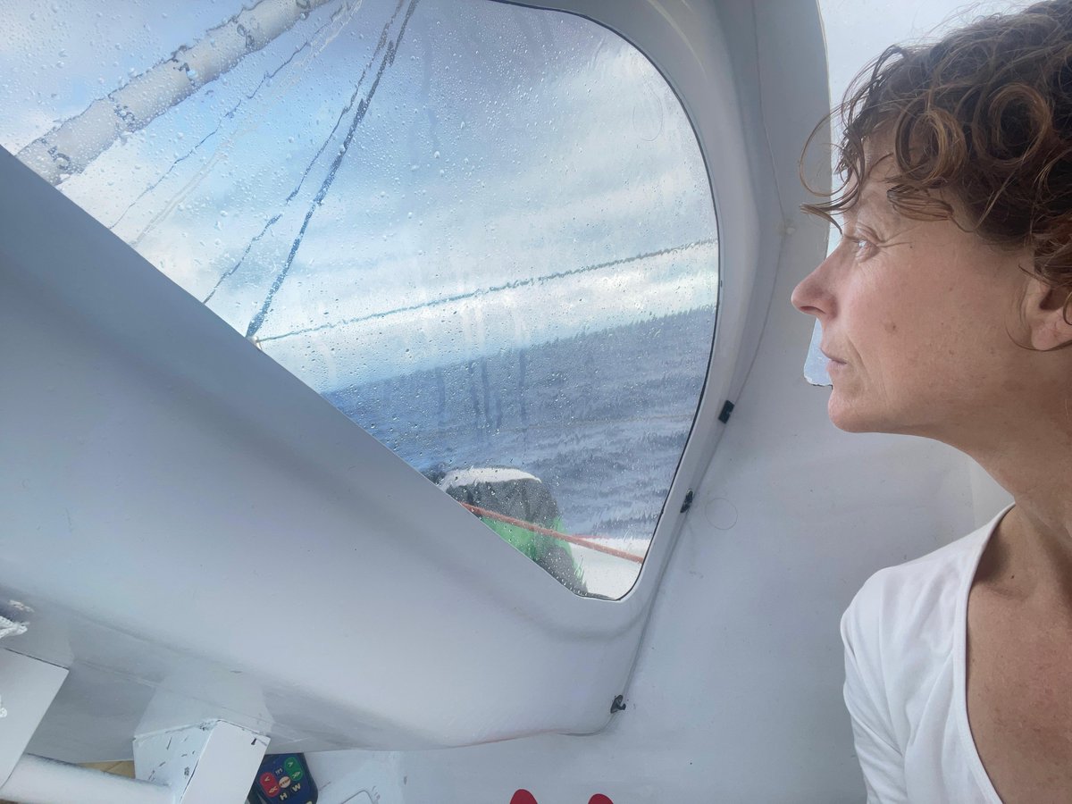 IsabelleJoschke's tweet image. 😮‍💨 &quot;𝗝𝗘 𝗡𝗘 𝗦𝗨𝗜𝗦 𝗣𝗔𝗦 𝗔𝗨 𝗕𝗢𝗨𝗧 𝗗𝗘 𝗠𝗘𝗦 𝗣𝗘𝗜𝗡𝗘𝗦&quot;
🗨️ &quot;Ces deux derniers jours, c’était infernal ! L’alizé était en furie ! Quand je regarde la météo, je constate à quel point il va falloir beaucoup patienter avant de retrouver du vent...&quot;