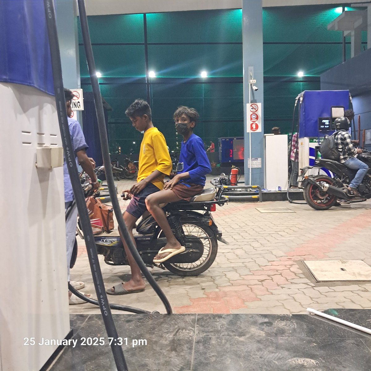 VAKrishnan's tweet photo. Encouraging minors to drive is not safe that too with no adult Supervision @ChennaiTraffic https://t.co/wbbyEZICAn