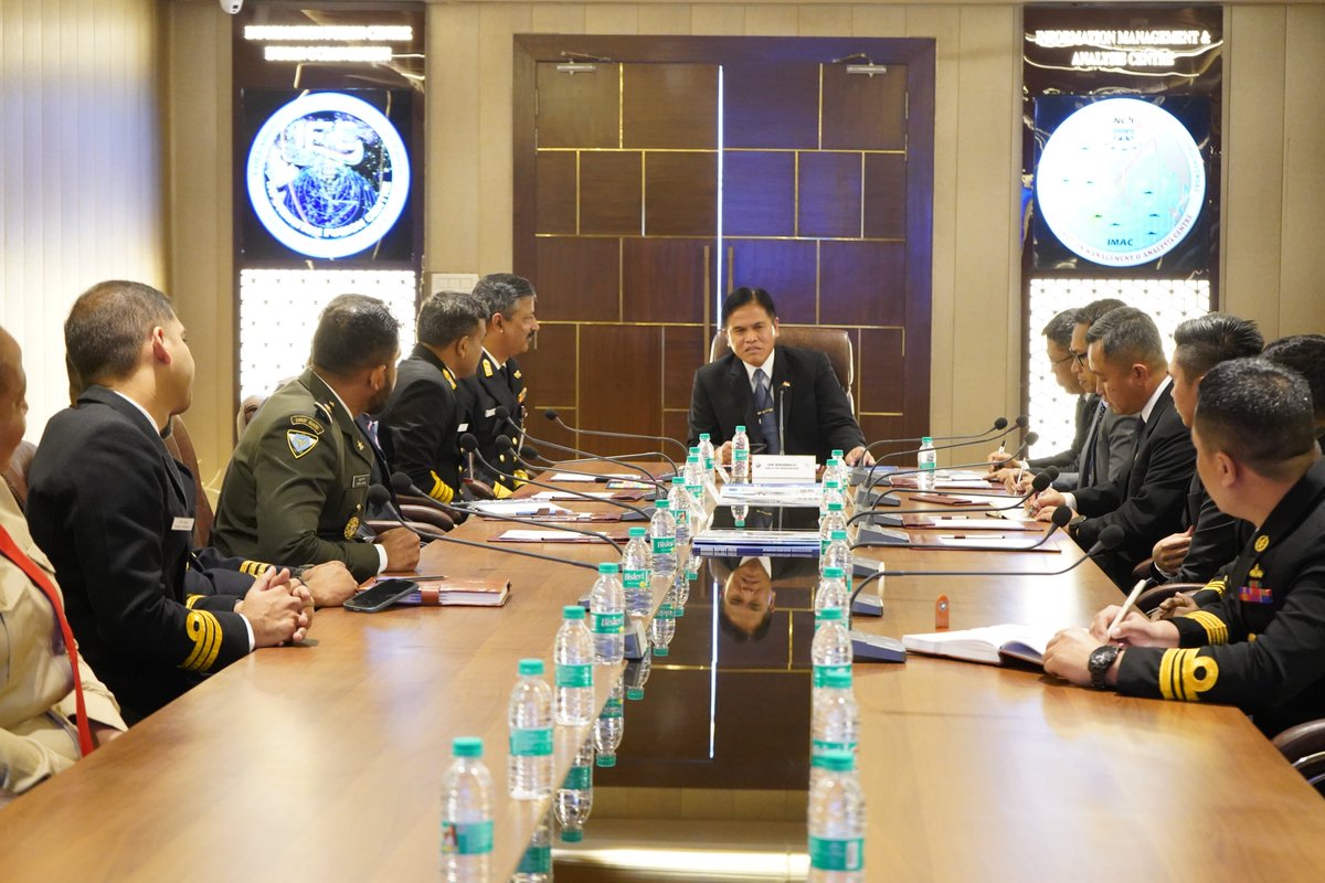 IFC_IOR's tweet photo. Admiral Muhammad Ali, Chief of Staff of the Indonesian 🇮🇩 Navy @TNIAL visited #IFCIOR on 25 Jan 25.

Discussions highlighted the pivotal role of #ILOs in #InformationSharing. Admiral commended the Centre's collaborative efforts with partner nations & agencies in advancing #maritimesecurity and safety across the #IOR. 

@indiannavy 
@IndianEmbJkt