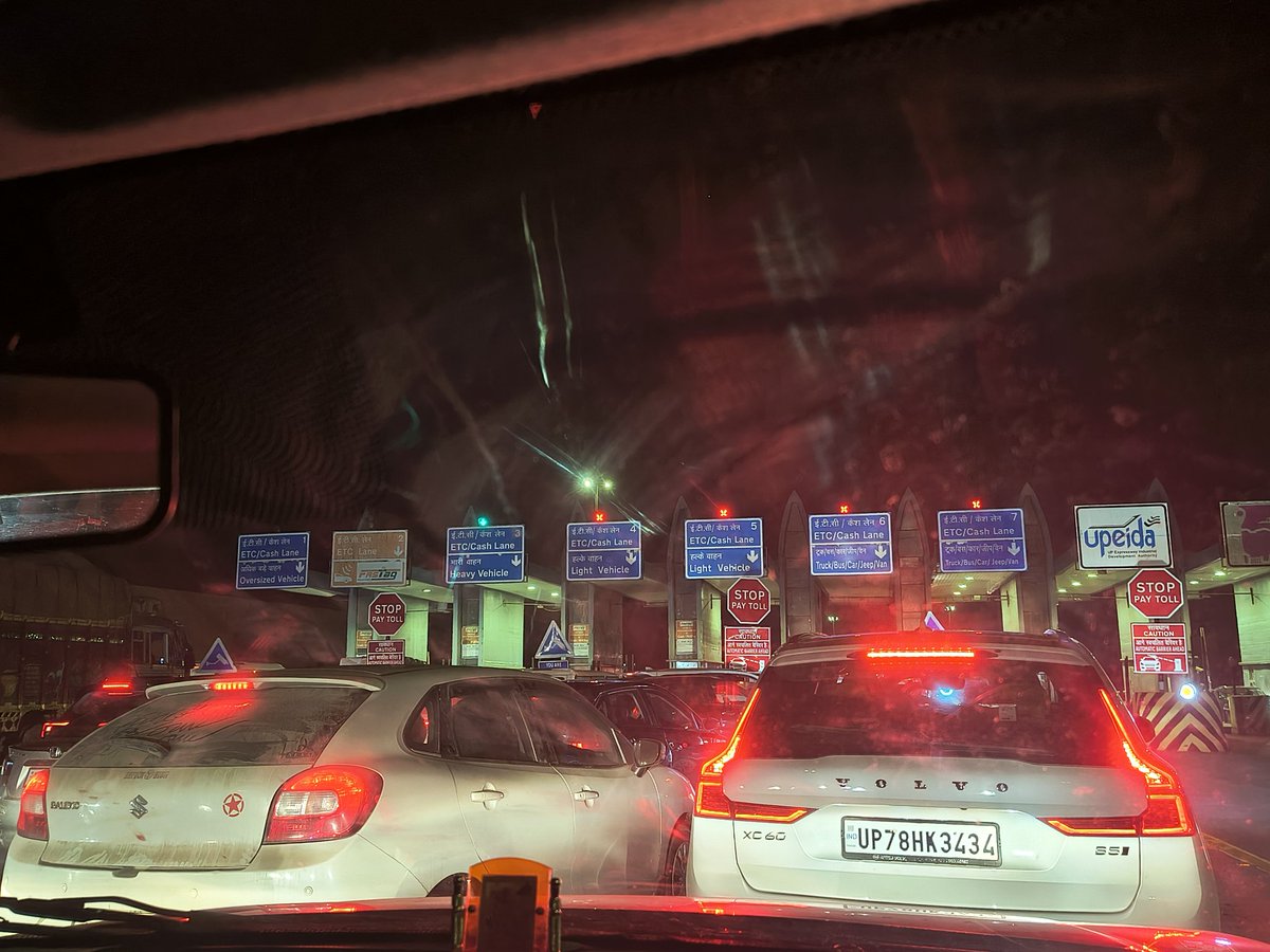 Samarveer01's tweet photo. Stuck at a toll plaza for more than 5 minutes.
 "This violates NHAI norms! @nitin_gadkari, we need strict enforcement to ensure smooth travel for everyone. #TollPlaza  #agralucknowexpressway #RoadSafety #Infrastructure #NHAI" https://t.co/JVRMkqWTOD