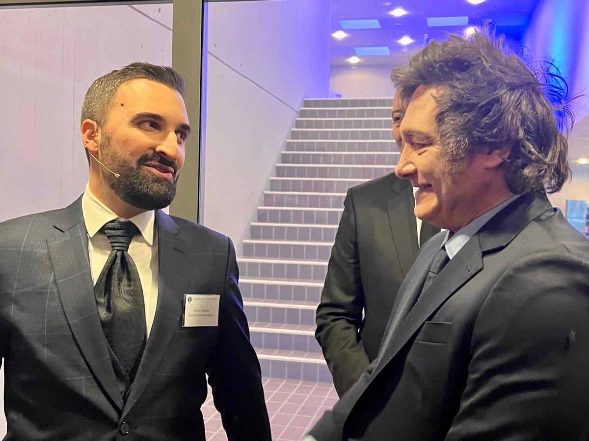 Was war das für ein verrückter Tag gestern! Wow!

Die Röpke-Preisverleihung des Liberales Institut an den argentinischen Präsidenten <a href="/JMilei/">Javier Milei</a> ging über die Bühne.

Ich setze mich frühmorgens in mein Auto beim Hotel und übersehe beim Ausparken doch tatsächlich eine Pylone, sodass