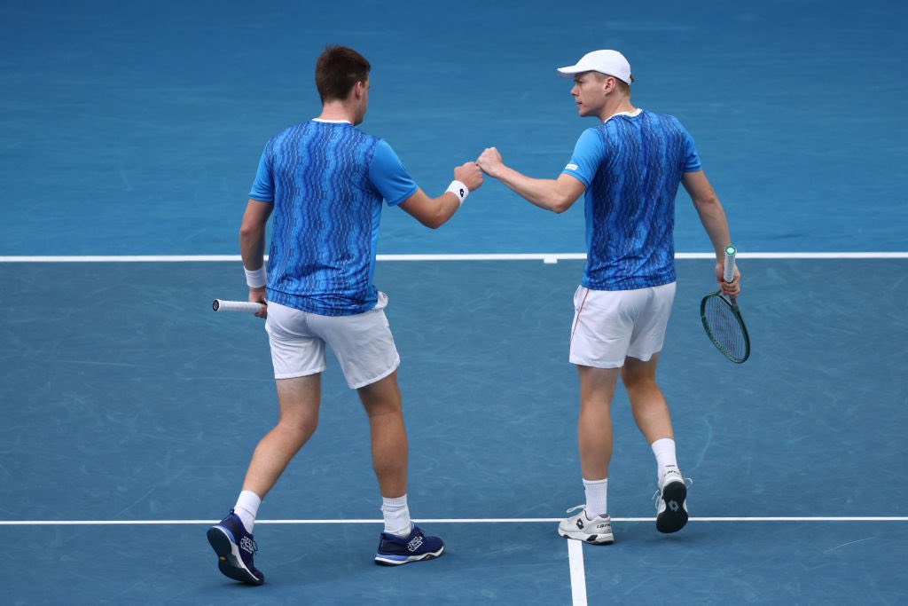 tennisfi's tweet photo. Heliövaara/Patten tasoittaa tilanteen voittamalla toisen erän tiebreikissä 7-6(5)! Kolmas ja ratkaiseva erä edessä. https://t.co/yZdVeGP5sw