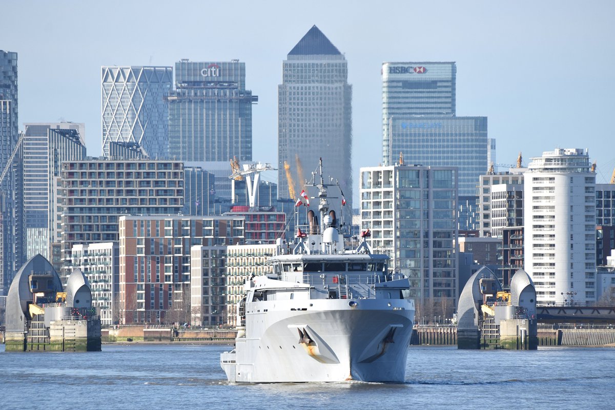 AJBC_1's tweet image. An earlier than originally expected departure for Loire-class vessel FS GARONNE from #London today.

#dlr_blog 
🇫🇷 @MarineNationale #FSGARONNE 
#BSAM #SupportVessel #OPV
#RiverThames #LondonPortCity