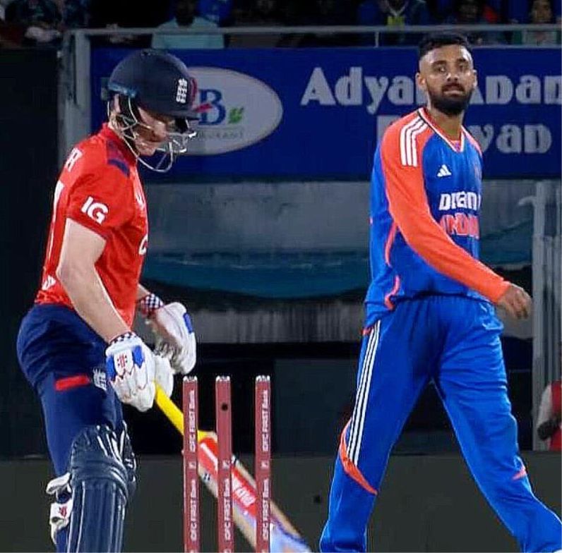 RCBTweets's tweet photo. sm𝐎𝐆 has 𝐁𝐫𝐨𝐨𝐤𝐞𝐧 through Harry's defense yet again. 😬\|/

📸: Hotstar | #PlayBold #ನಮ್ಮRCB #INDvENG https://t.co/hAXwgrzvnk