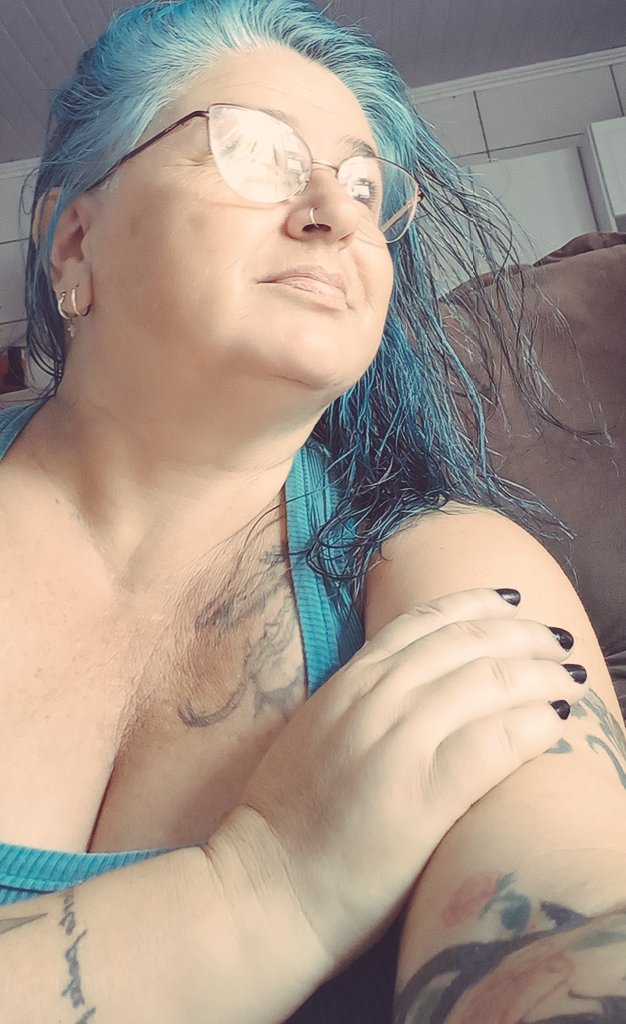 patisbelmonte's tweet photo. Um passarinho cantou pra mim
No seu canto veio avisar
Que é a cor verde que reveste a esperança 
Como nessa casa a esperança nunca finda
É hora de esperançar!

#patriciabelmonteoficial https://t.co/wLkxvgJqwV