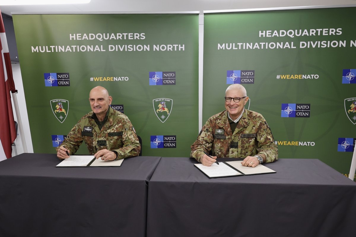 hqmndn's tweet photo. COM @NATOJFCBS, General Miglietta, together with Italian Chief of Defence, General Portolano🇮🇹, during their visit to Latvia 🇱🇻
They were greeted by #NATO commanders- @hqmncne LTG Dariusz Parylak, #MNDN MG Jette Albinus, and @MNBLVA COL Cédric Aspirault.
#WeAreNATO https://t.co/oJ79kFpFlx