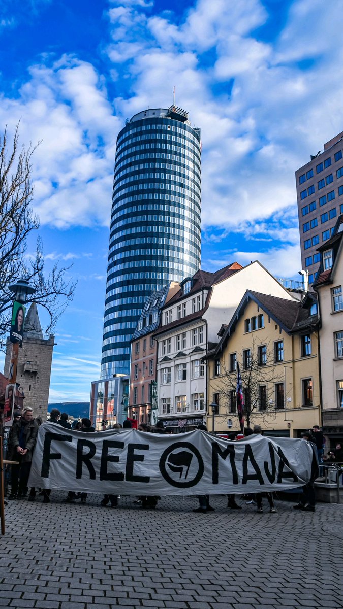 tearsdropdown's tweet photo. Zwischenkundgebung am #JenTower in #Jena zu #j2501. Das Statement der sich selbst gestellten #Antifa's wird verlesen und Eltern von Betroffenen kommen zu Wort.
#freeallantifas #freethemall #SolidaritätisteineWaffe https://t.co/nfxZzt22M7