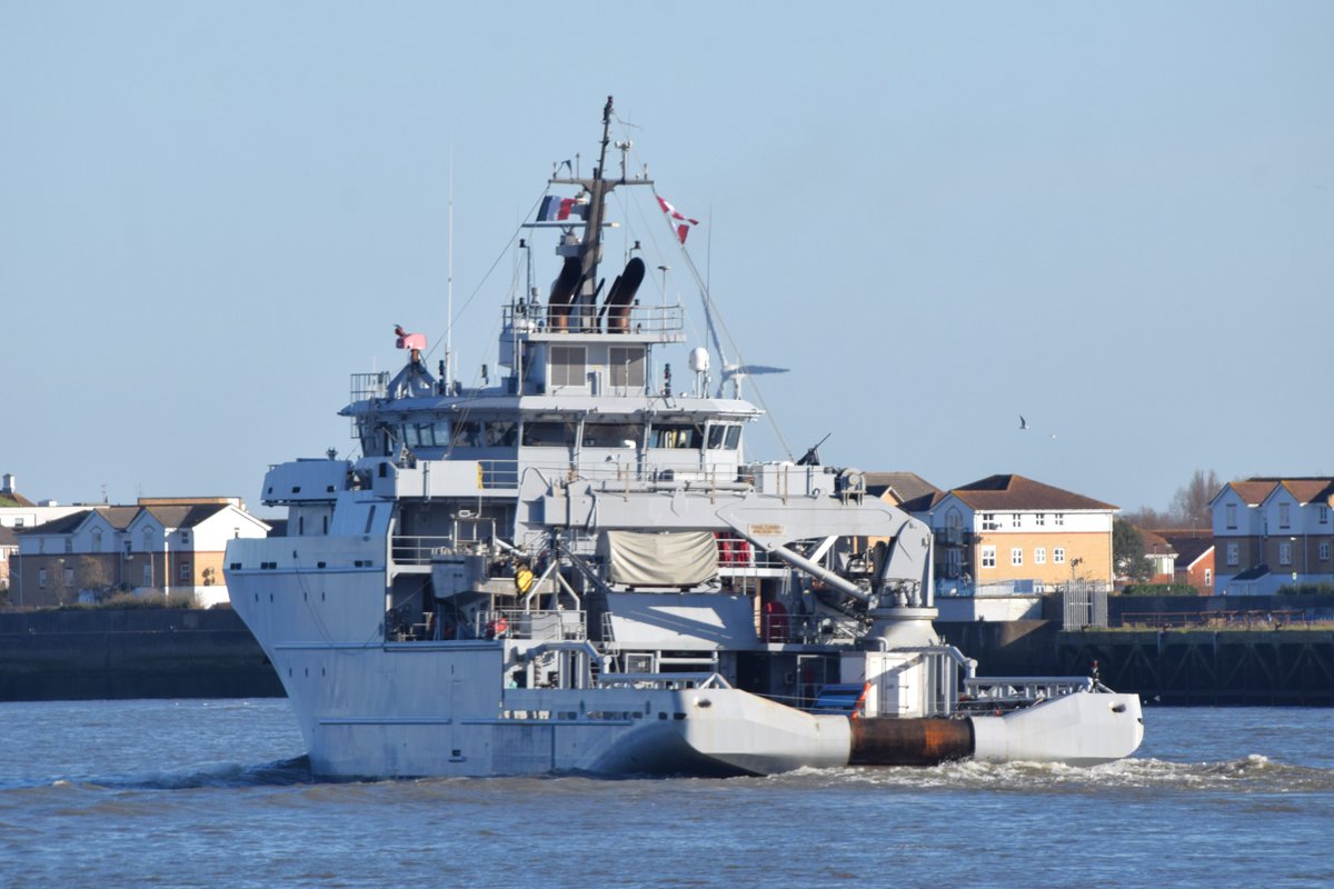 AJBC_1's tweet image. An earlier than originally expected departure for Loire-class vessel FS GARONNE from #London today.

#dlr_blog 
🇫🇷 @MarineNationale #FSGARONNE 
#BSAM #SupportVessel #OPV
#RiverThames #LondonPortCity