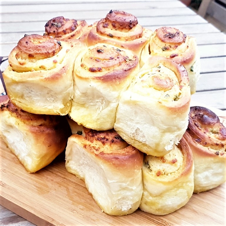 These Cheesy Garlic Rolls are the perfect grab'n'go version of the popular Cheesy Pull Apart Garlic Bread. The enriched bread is gorgeously soft, the cheese stringy and the garlic bordering on spicy.

Find the full recipe here >>> feastgloriousfeast.com/cheesy-garlic-…